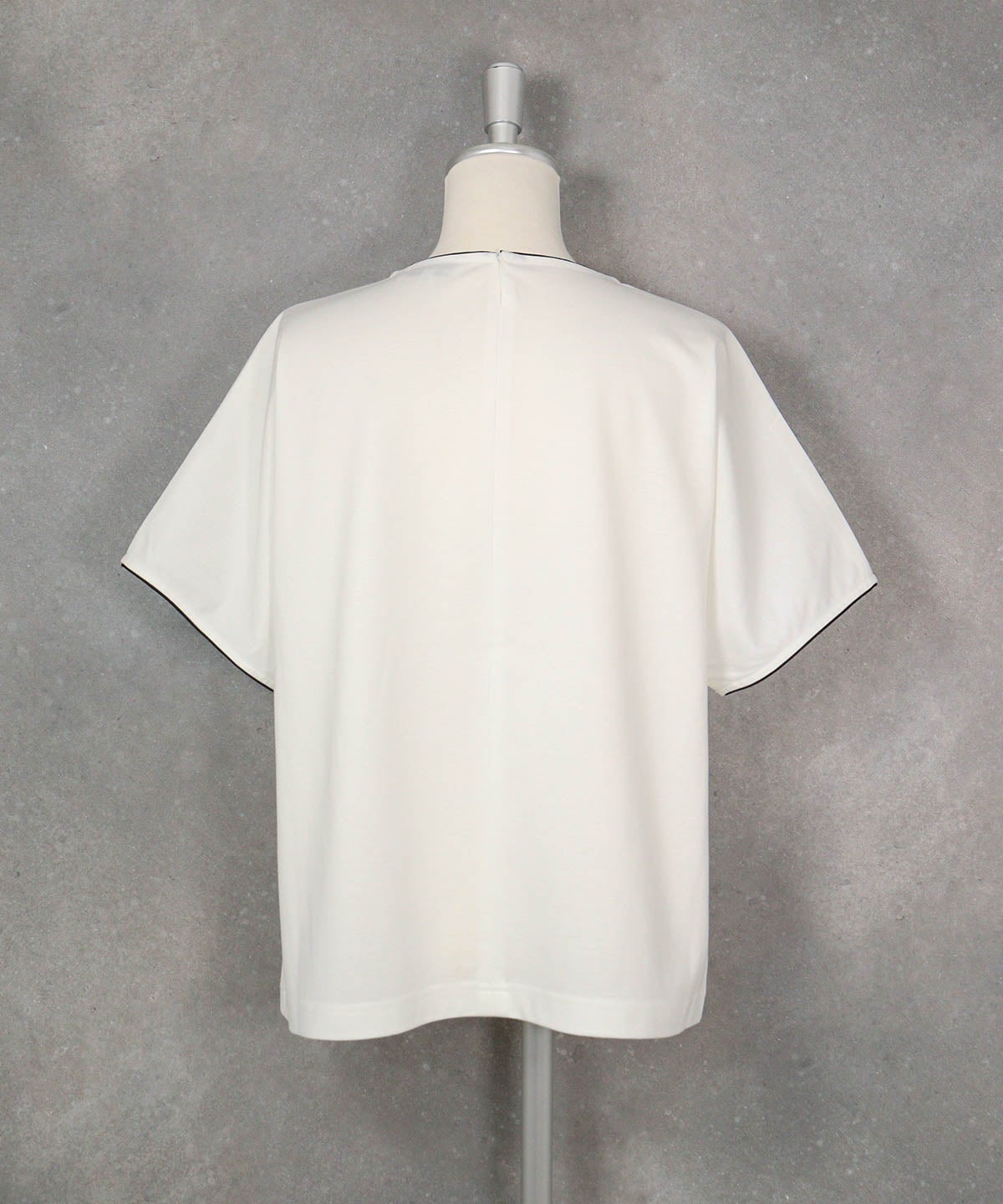 スパンコール刺繍UV冷感プルオーバー（ホワイト）後ろ