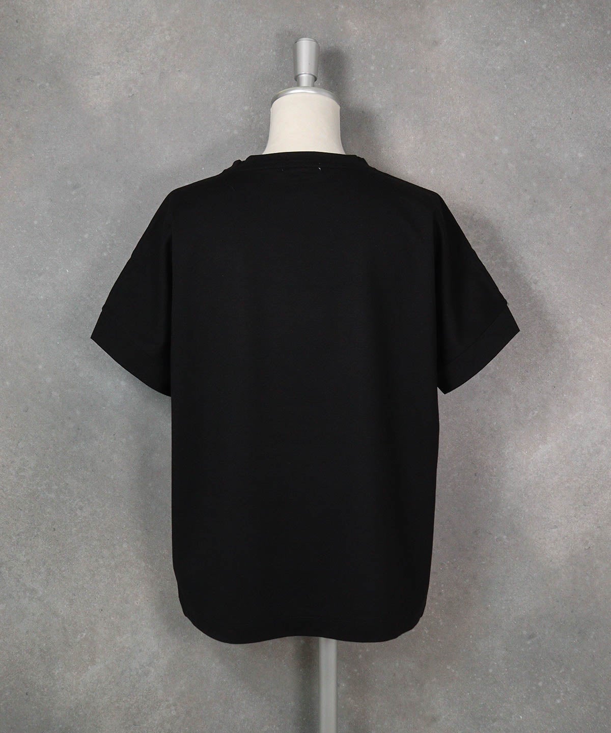 箔プリント冷感プルオーバー（ブラック）後ろ