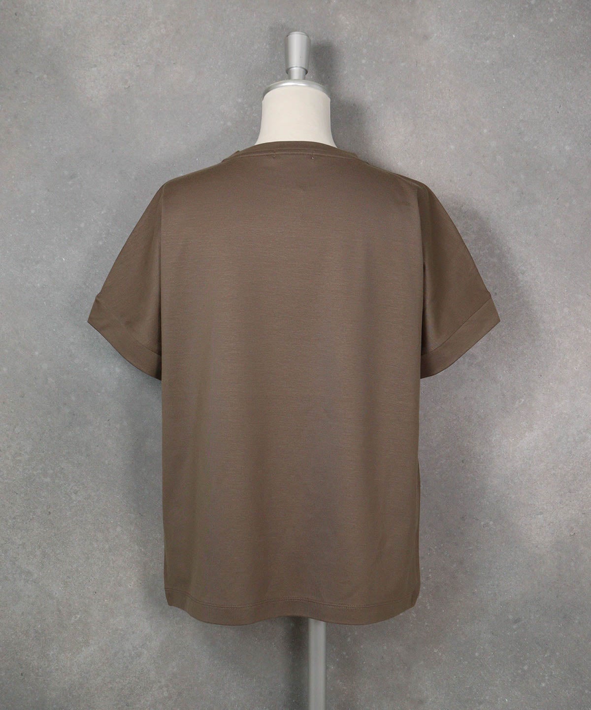 箔プリント冷感プルオーバー（ブラウン）後ろ