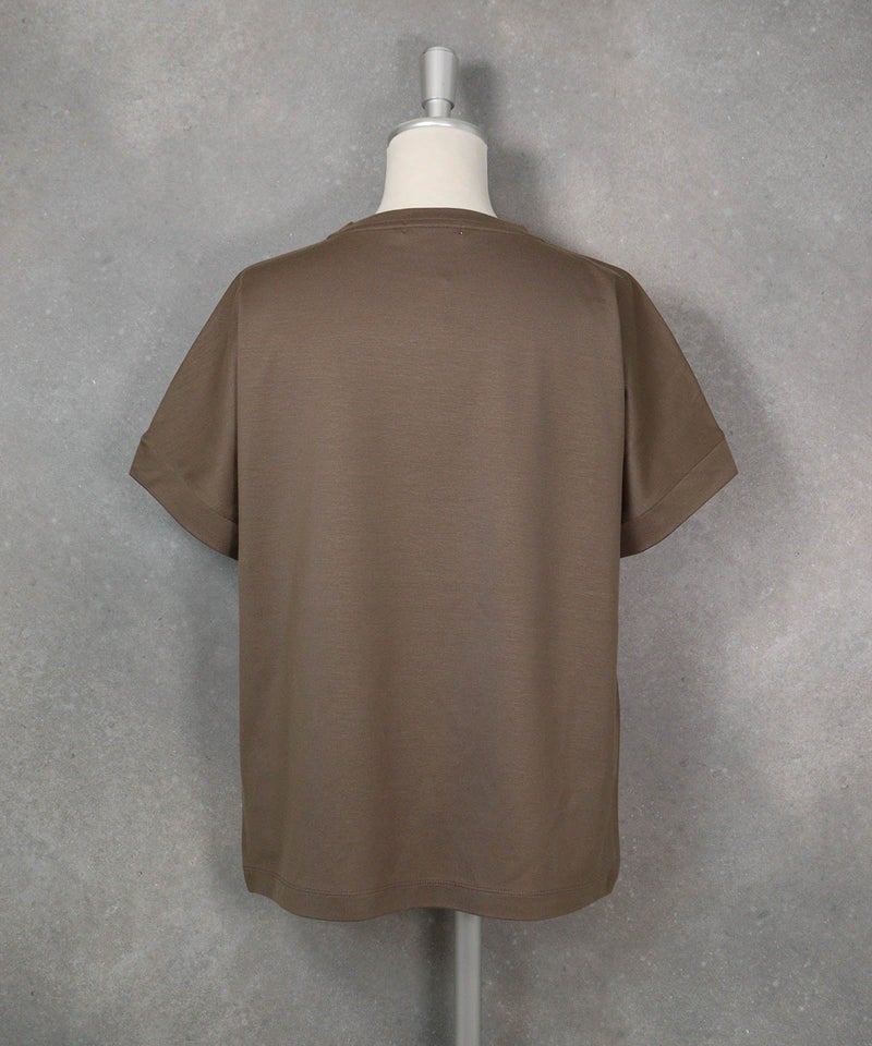 箔プリント冷感プルオーバー（ブラウン）後ろ