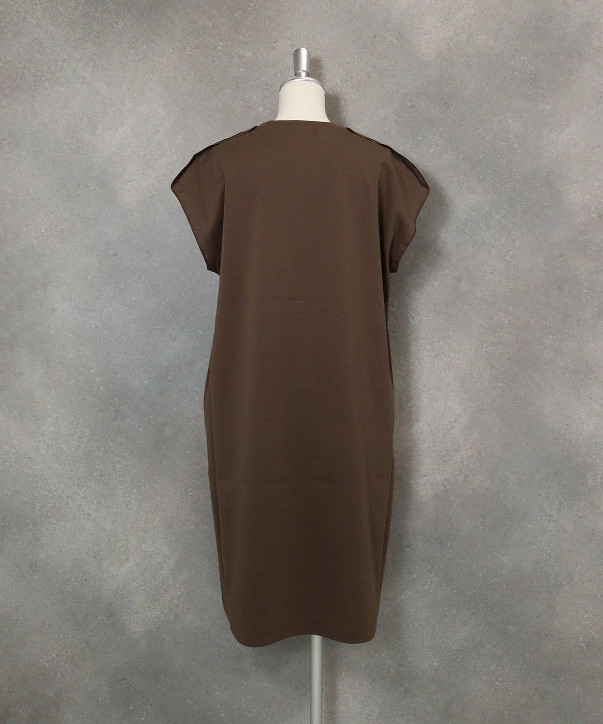 コットン100％UV冷感イラストワンピース(ブラウン)後ろ