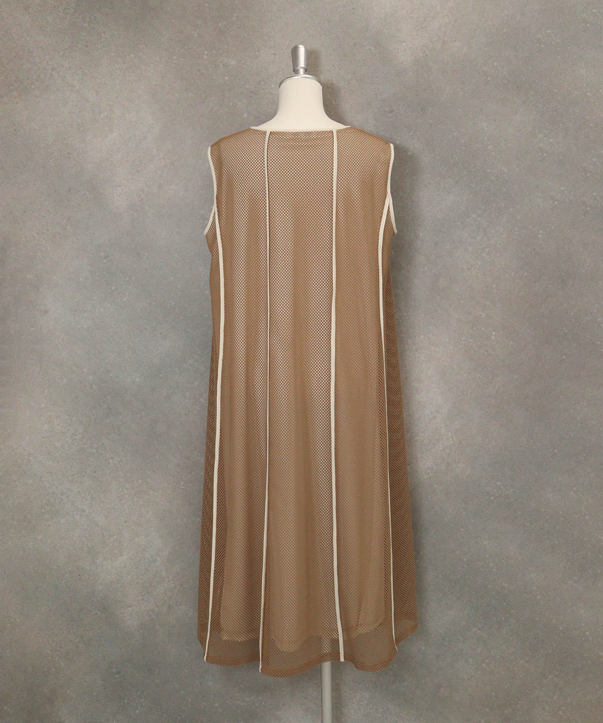 チェッカーレースノースリワンピース(ブラウン)後ろ