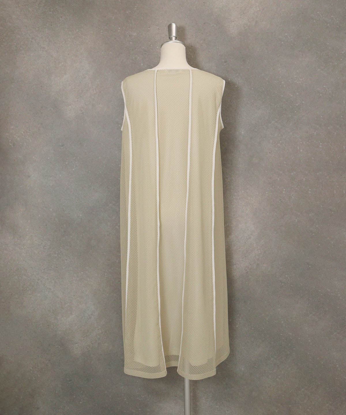 チェッカーレースノースリワンピース(ベージュ)後ろ