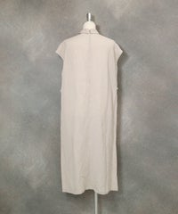 麻混スキッパー襟ワンピース(ベージュ)後ろ
