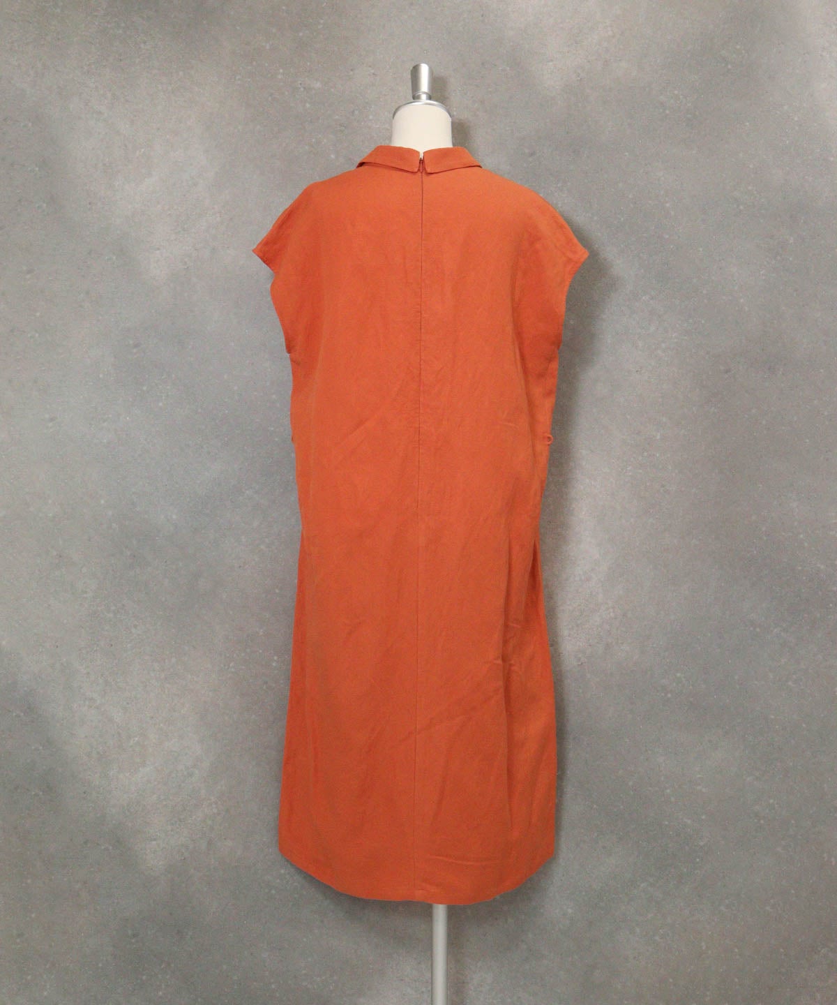 麻混スキッパー襟ワンピース(オレンジ)後ろ