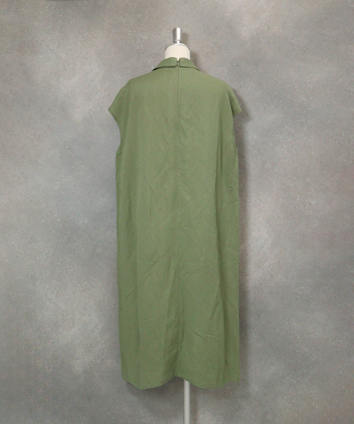 麻混スキッパー襟ワンピース(カーキ)後ろ