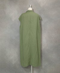 麻混スキッパー襟ワンピース(カーキ)後ろ