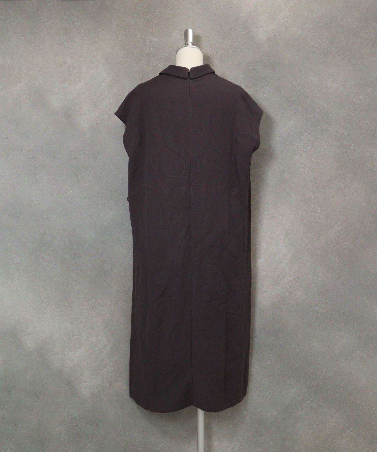 麻混スキッパー襟ワンピース(グレー)後ろ