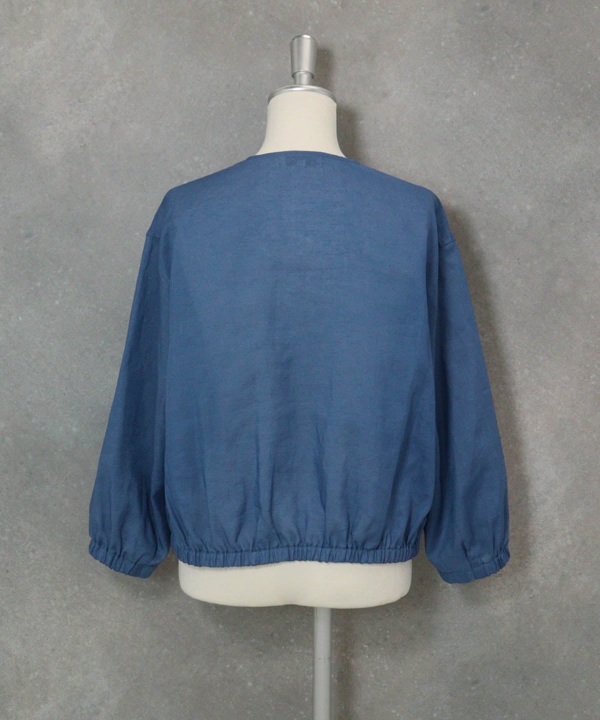 麻混冷感ジップブルゾン(ブルー)後ろ