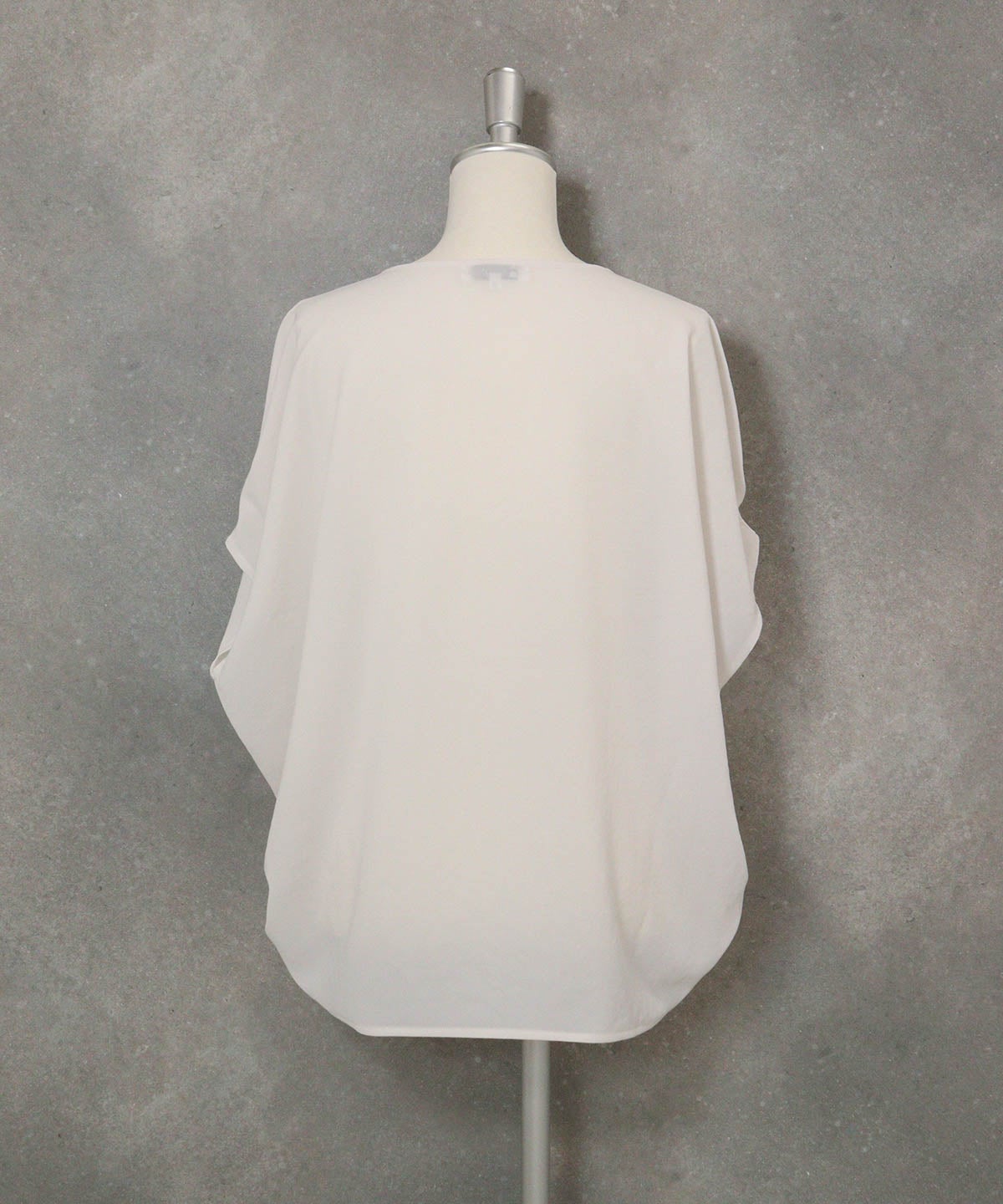 冷感速乾ドルマンタックプルオーバー(ホワイト)後ろ