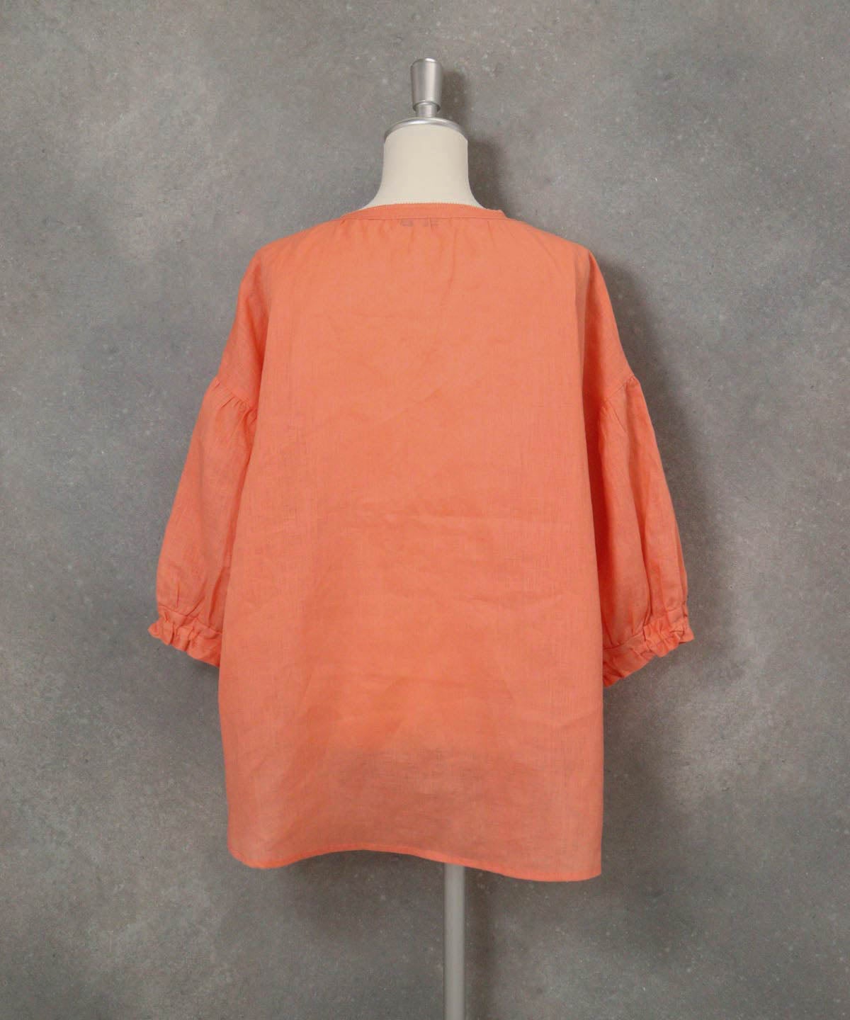 麻100％スキッパーブラウス(オレンジ)後ろ