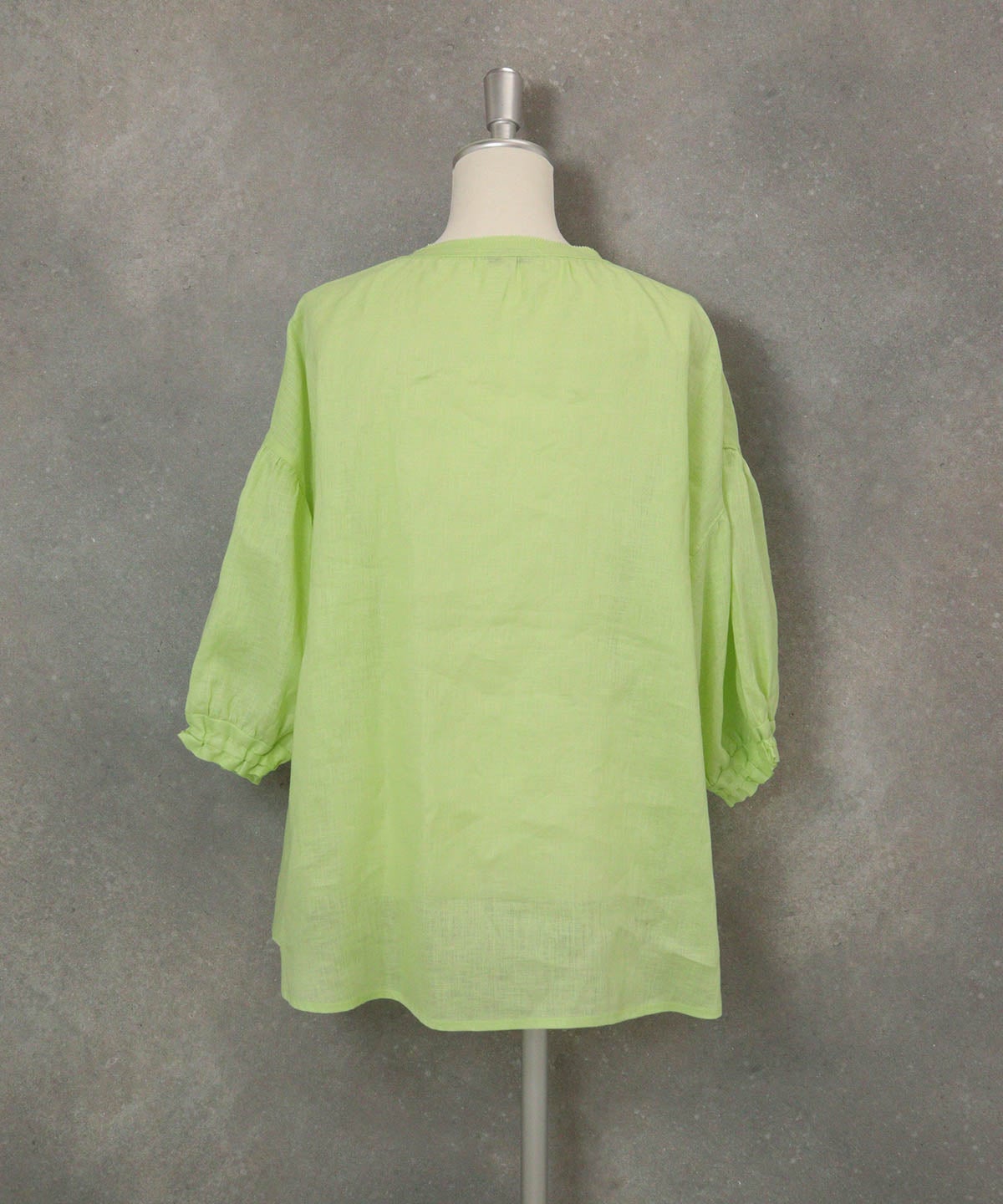 麻100％スキッパーブラウス(ライトグリーン)後ろ