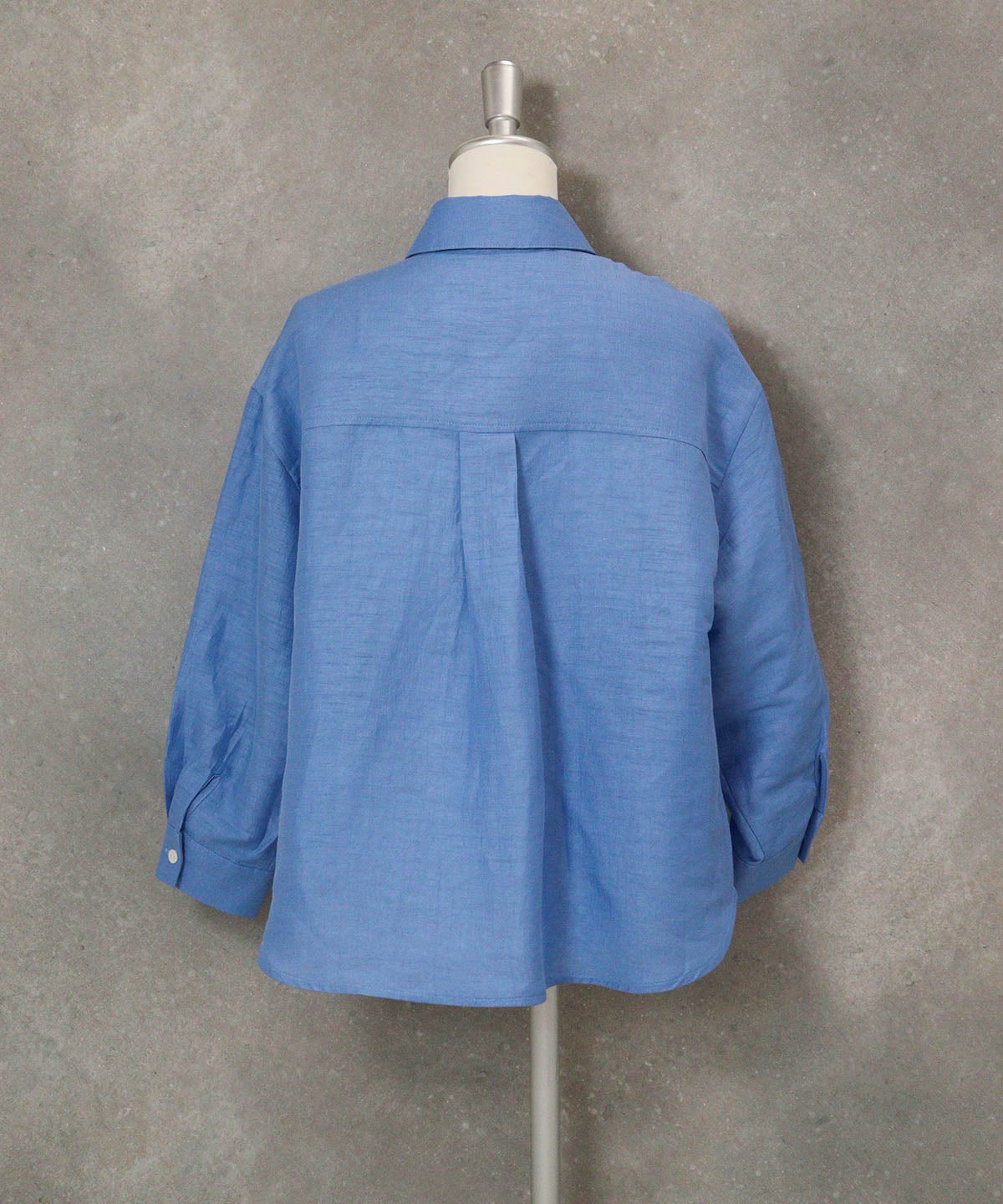 麻混ベーシックブラウス(ブルー)後ろ