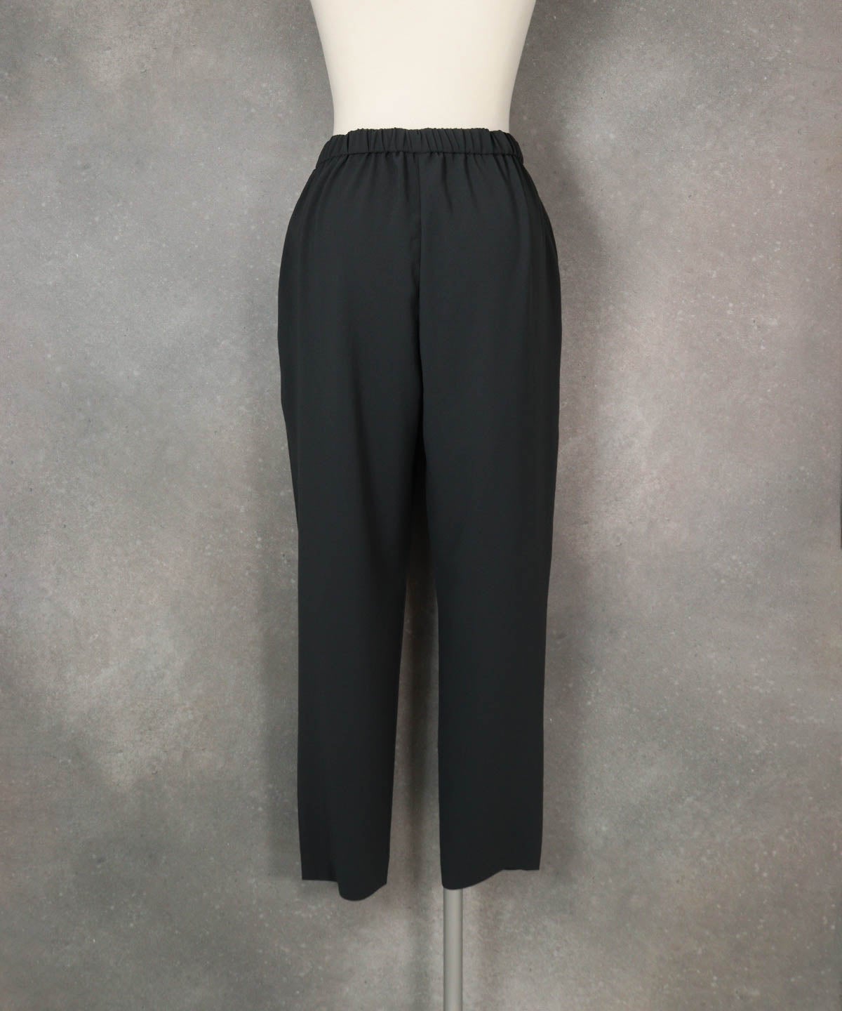 冷感速乾フロントタックパンツ(グレー)後ろ