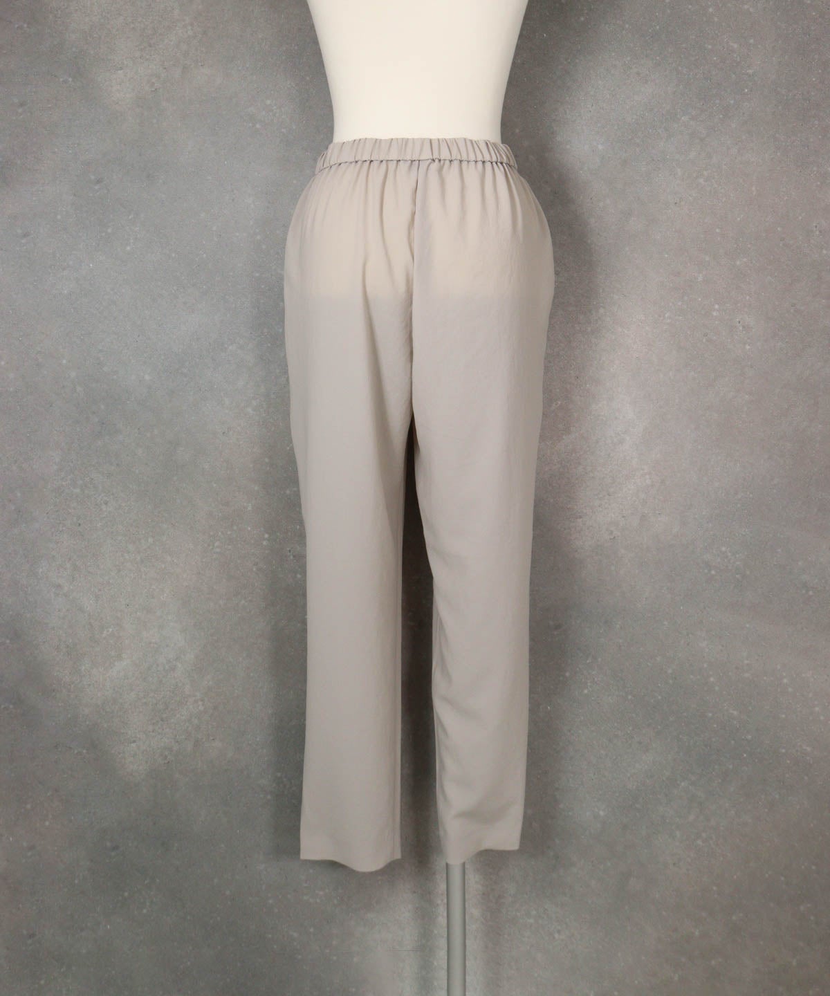 冷感速乾フロントタックパンツ(ライトグレー)後ろ