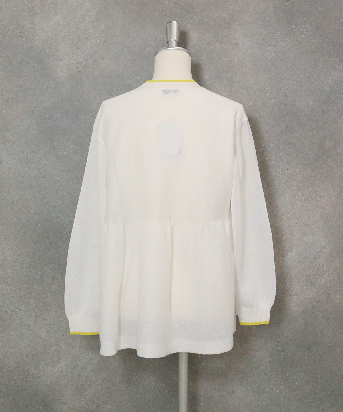 ウェーブ切替ニットカーディガン(ホワイト)後ろ