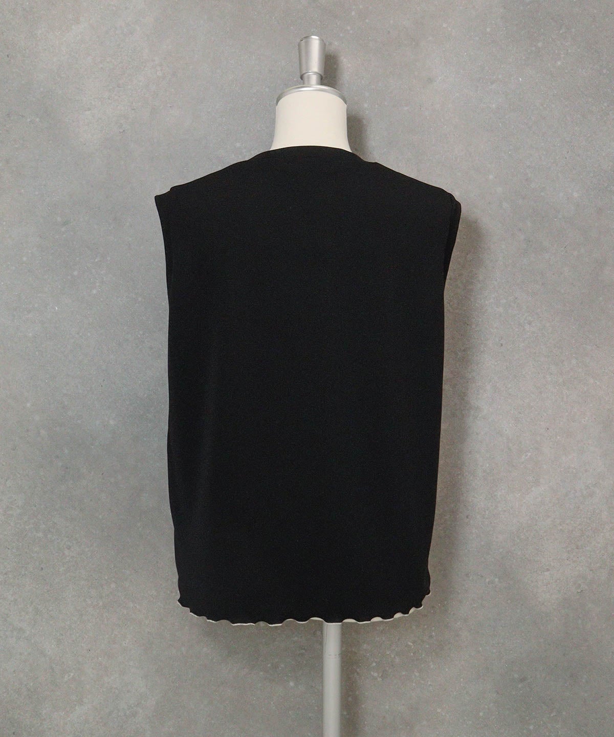 ストーンロゴリブノースリプルオーバー(ブラック)後ろ