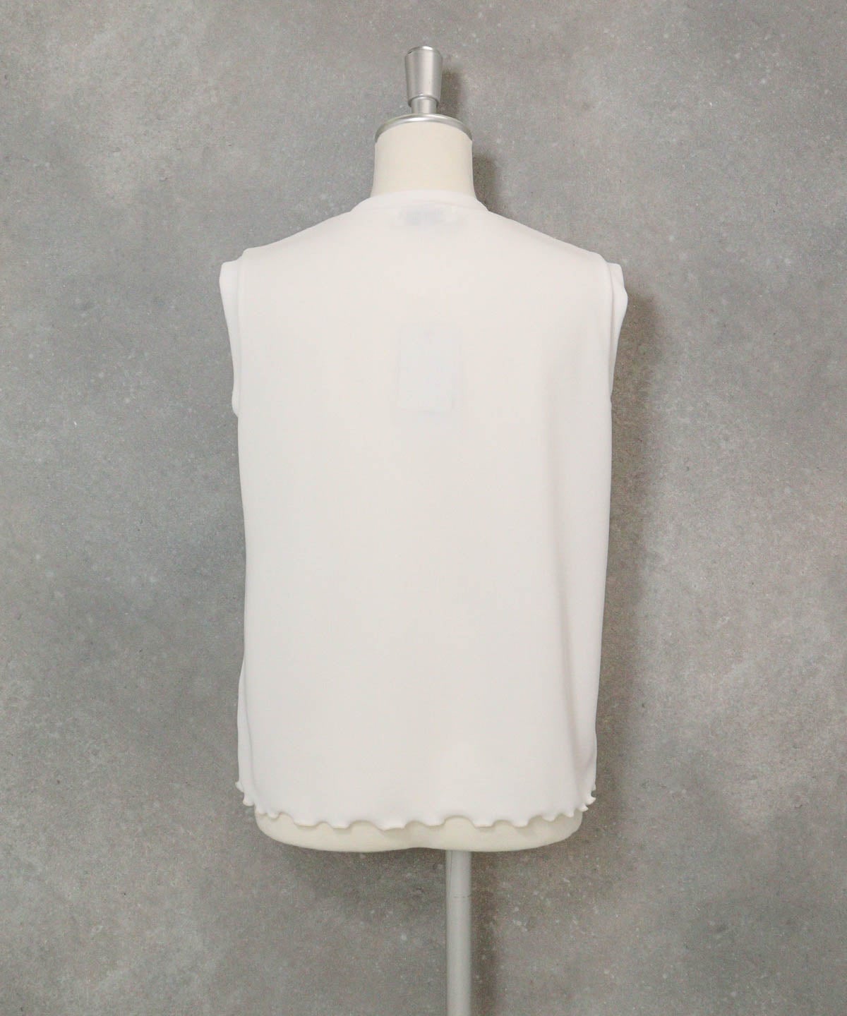 ストーンロゴリブノースリプルオーバー(ホワイト)後ろ