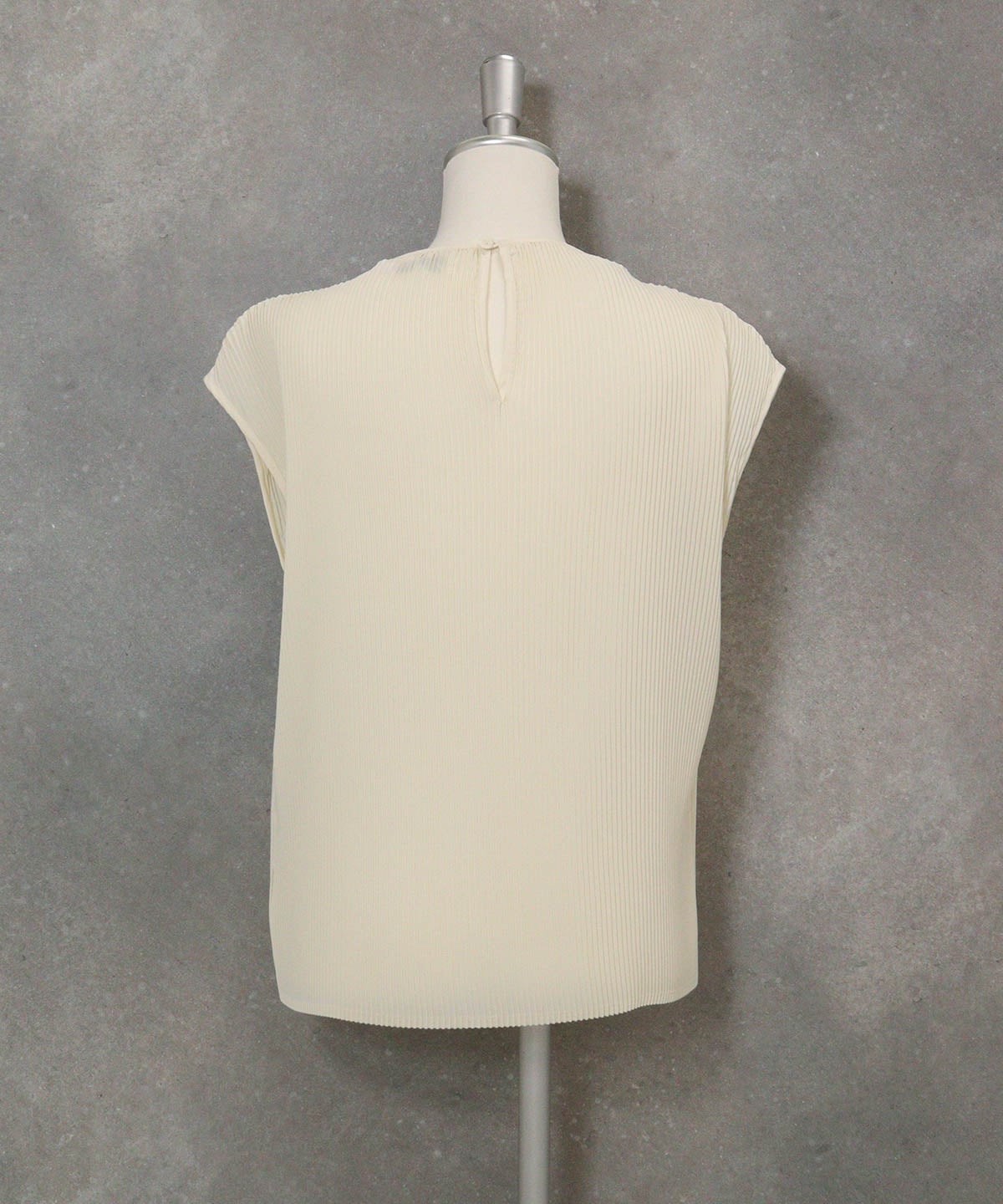 プリーツノースリプルオーバー(ベージュ)後ろ