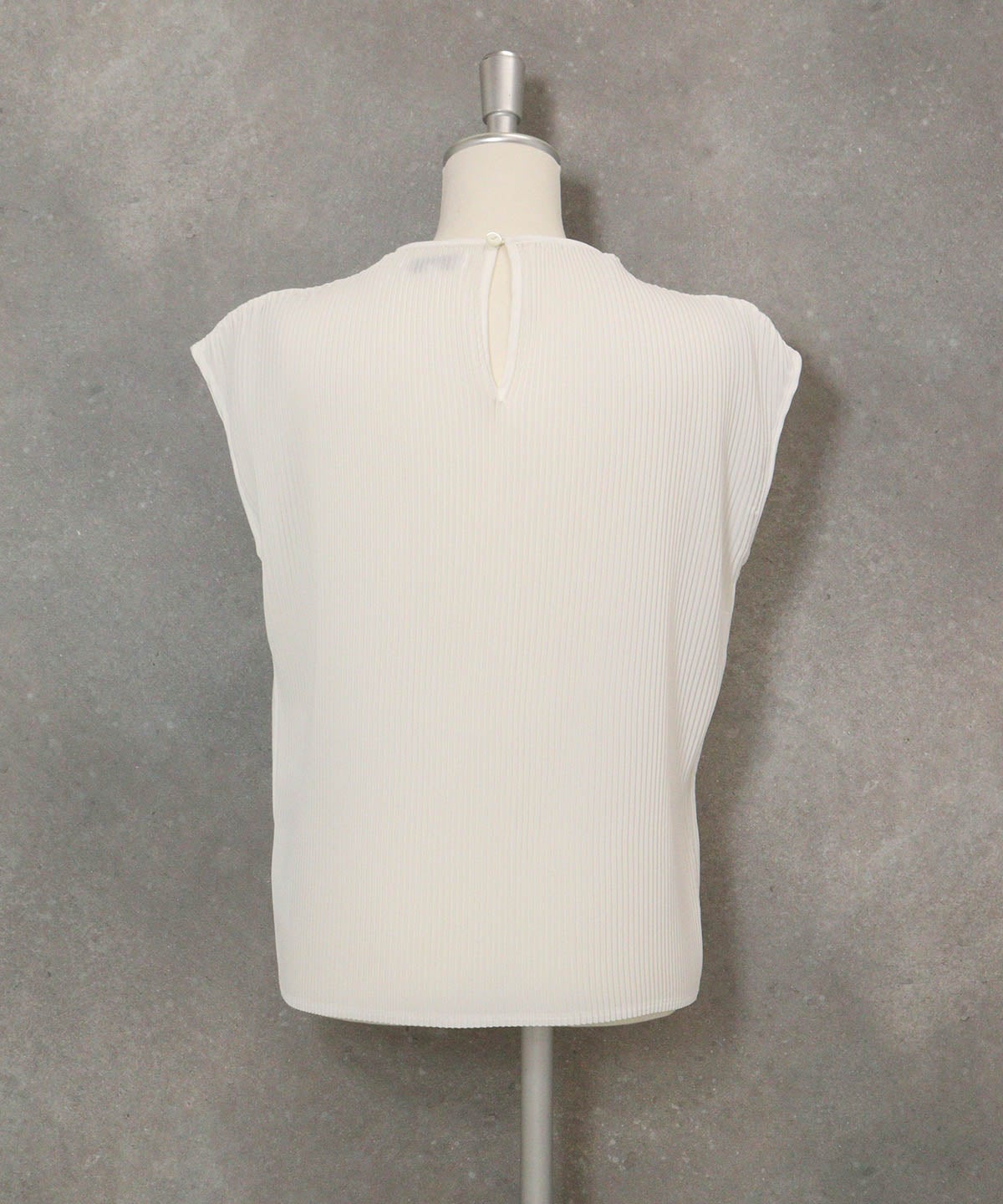 プリーツノースリプルオーバー(ホワイト)後ろ