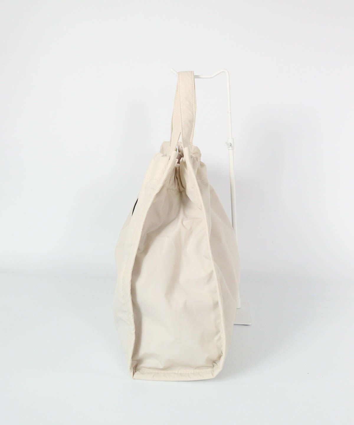 ショルダー付ドロストバッグ横（ベージュ）