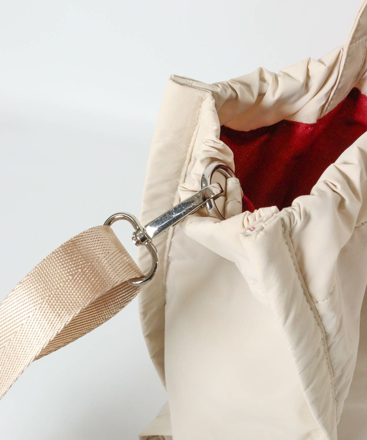 ショルダー紐取り付け金具部分（ベージュ）