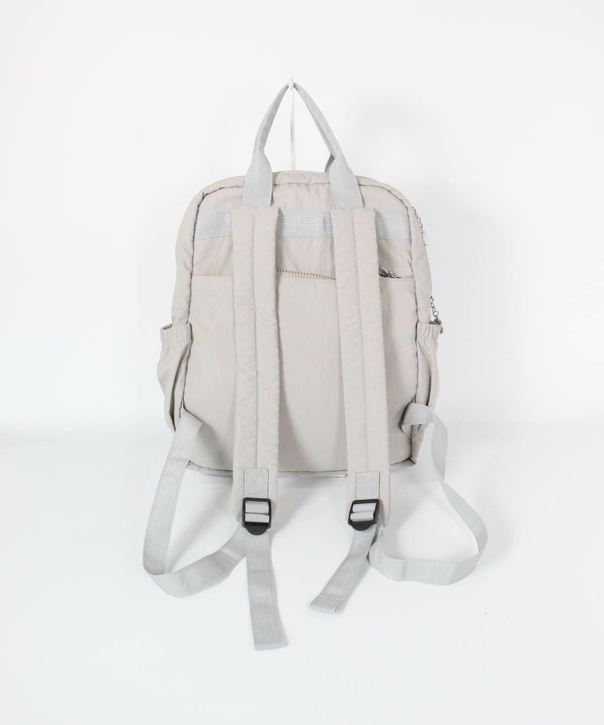 立体ポケットリュック背面（ライトグレー）
