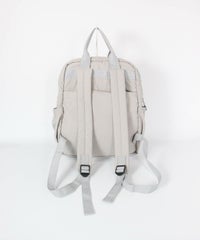 立体ポケットリュック背面（ライトグレー）
