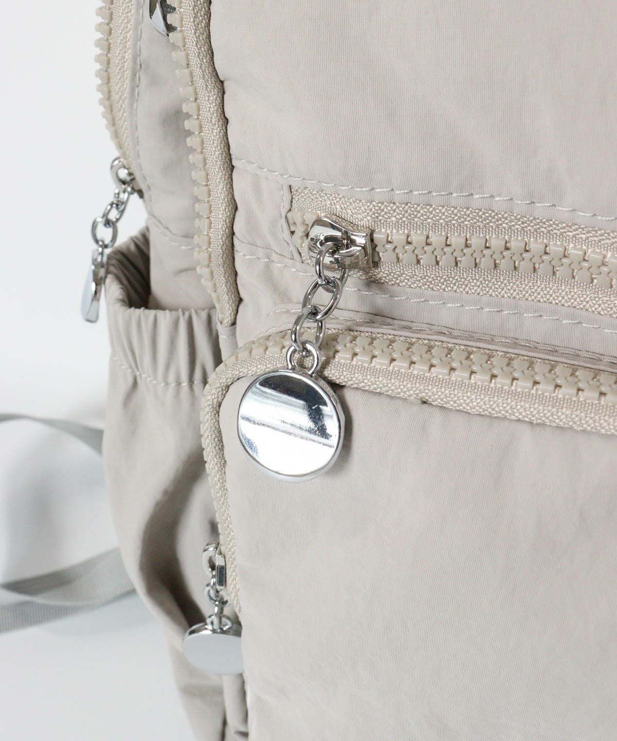 チャーム部分（ライトグレー）