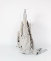 立体ポケットリュック横（ライトグレー）