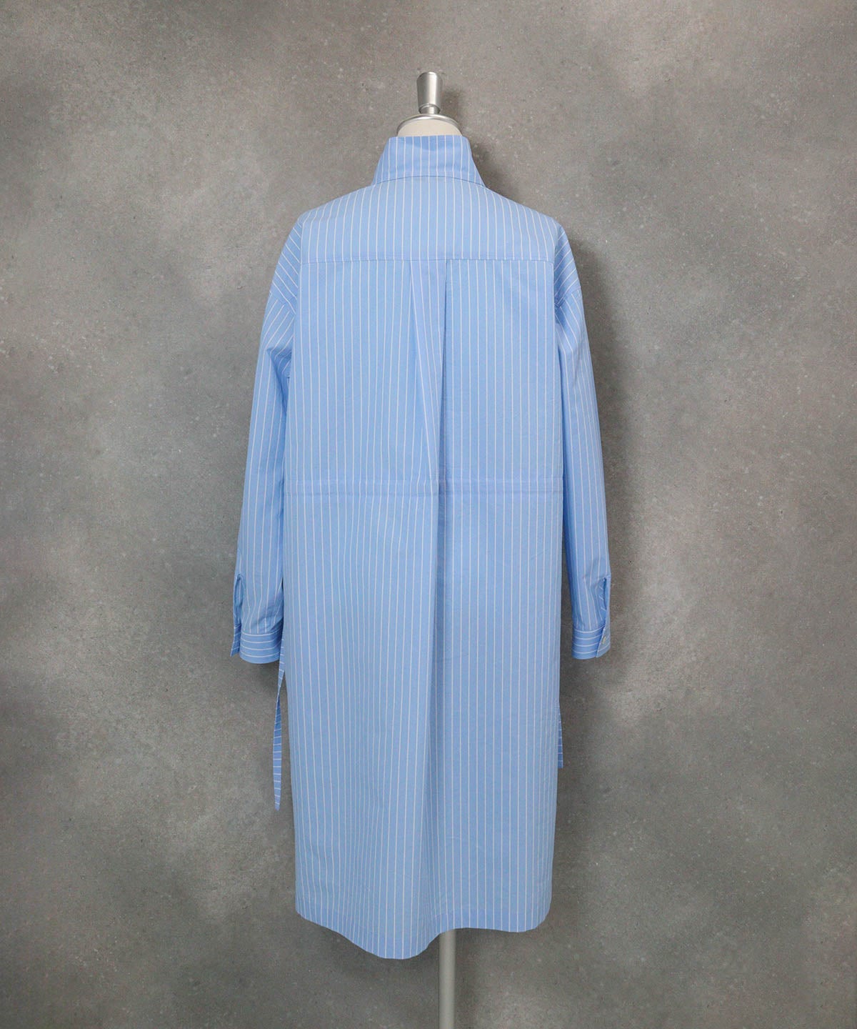 スタンドカラーシャツワンピース(ブルー)後ろ