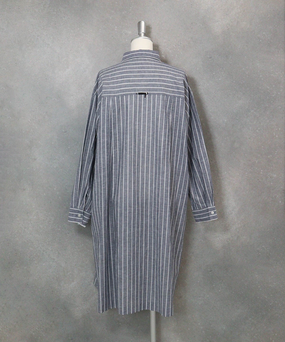 綿麻ストライプシャツワンピース(ネイビー)後ろ