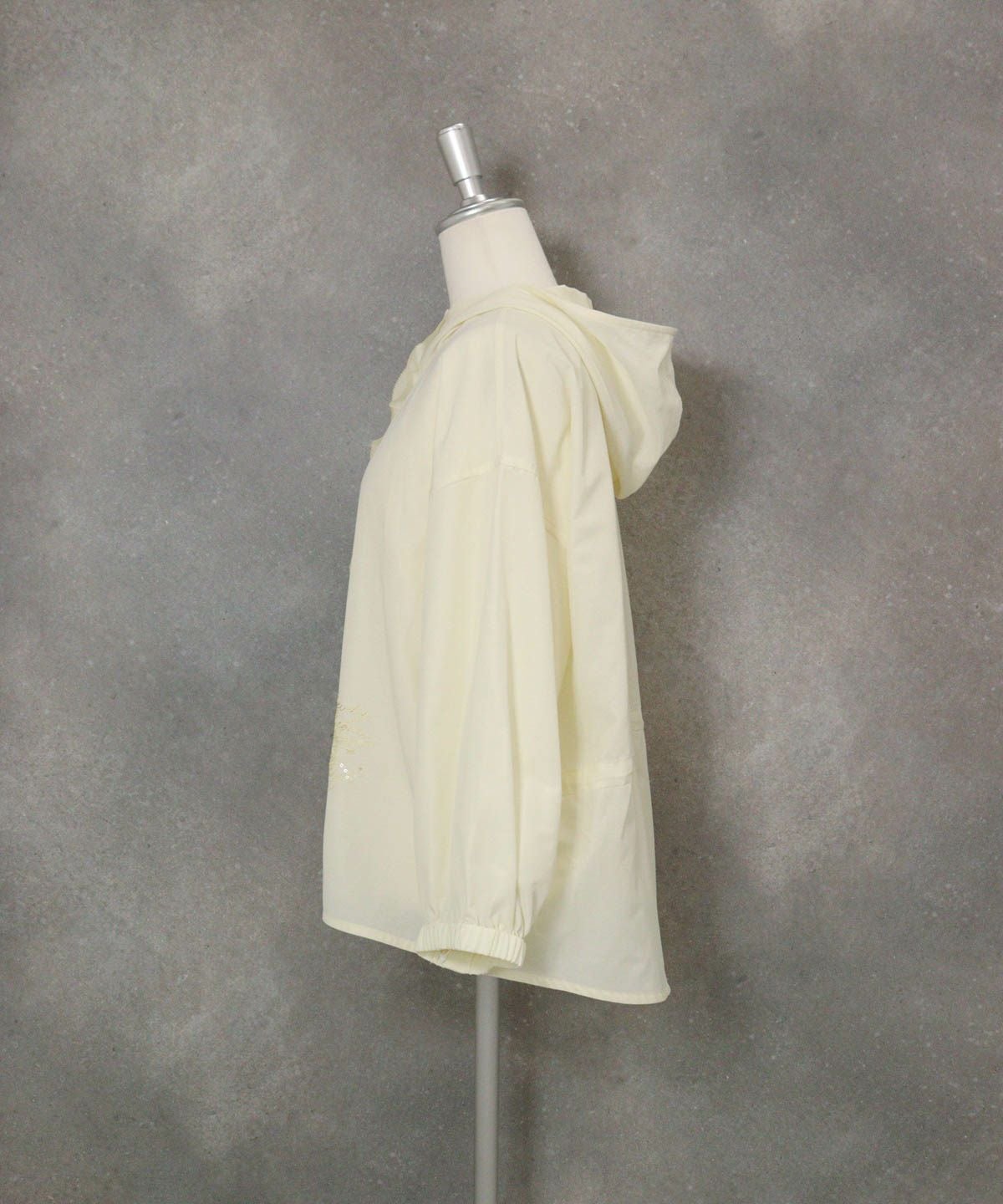 フロントフリルブルゾン横（クリーム）