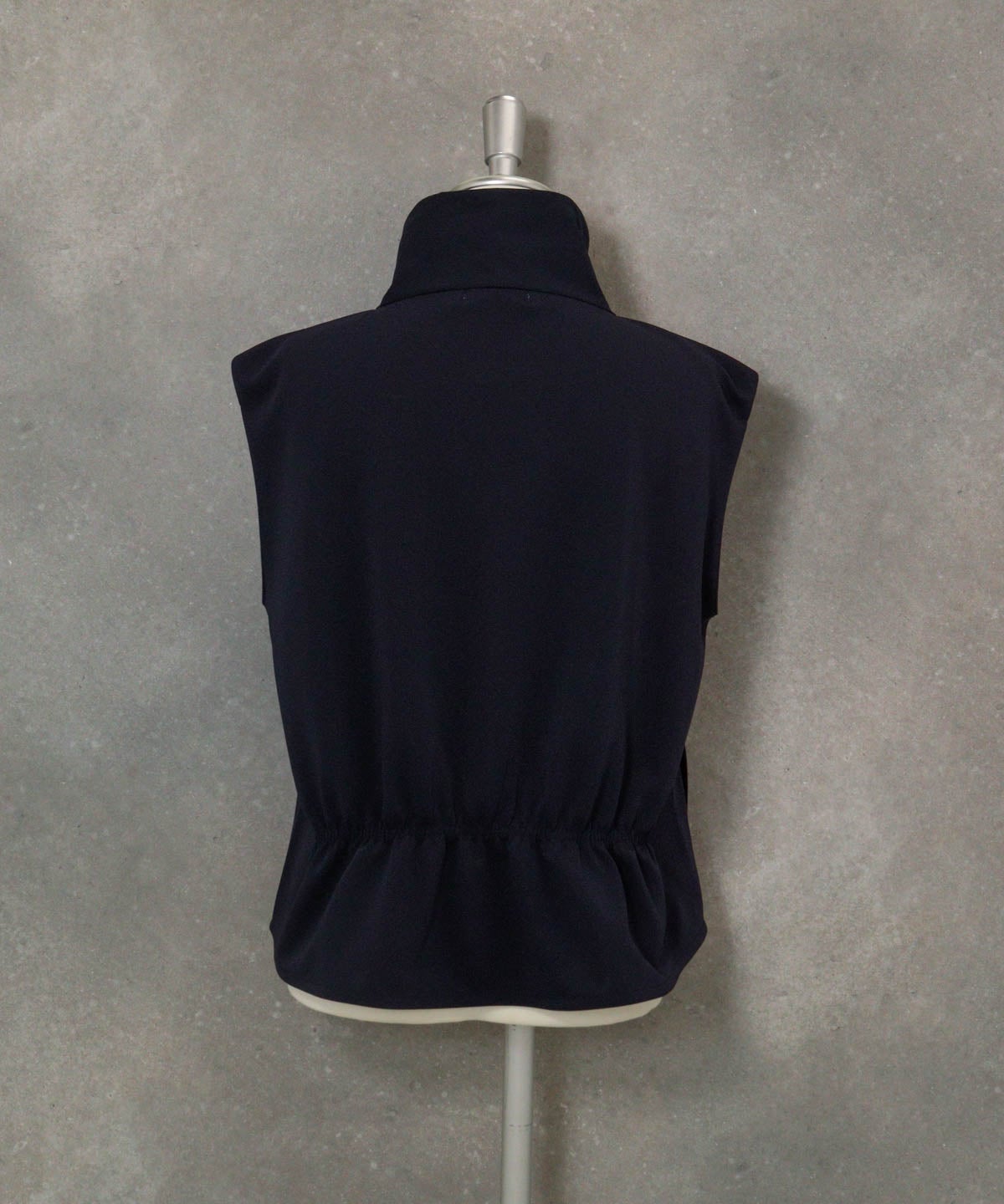 パール風モチーフUV冷感ジップベスト(ネイビー)後ろ