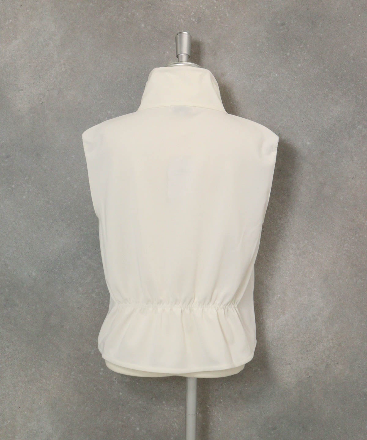 パール風モチーフUV冷感ジップベスト(ホワイト)後ろ