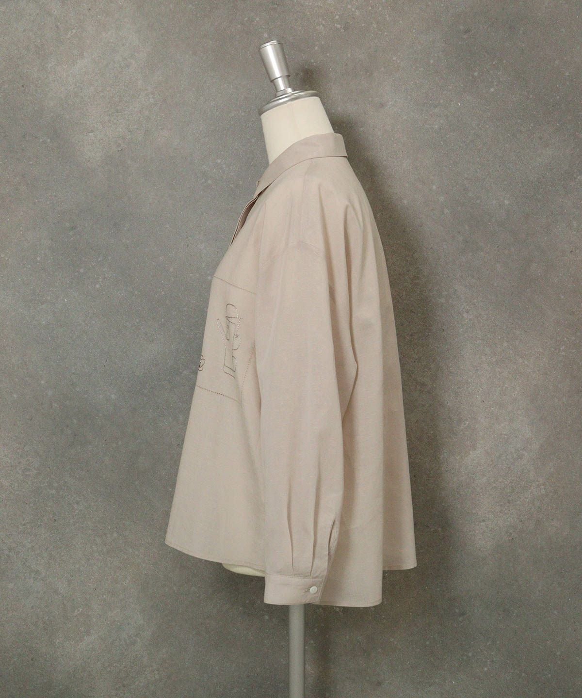 綿麻混カットワーク刺繍シャツ横（ベージュ）