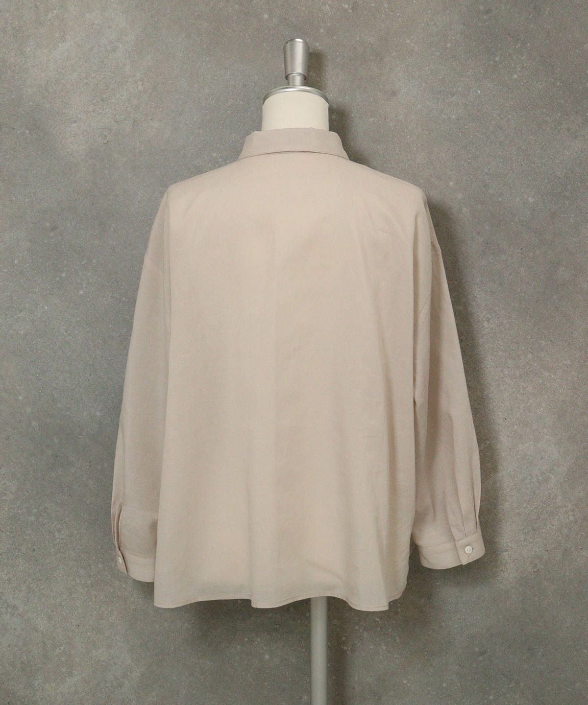 綿麻混カットワーク刺繍シャツ後（ベージュ）