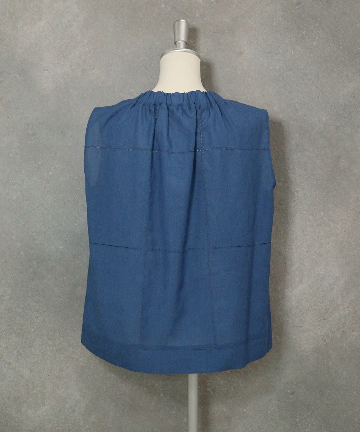 綿麻混ノースリギャザートップス後（ブルー）