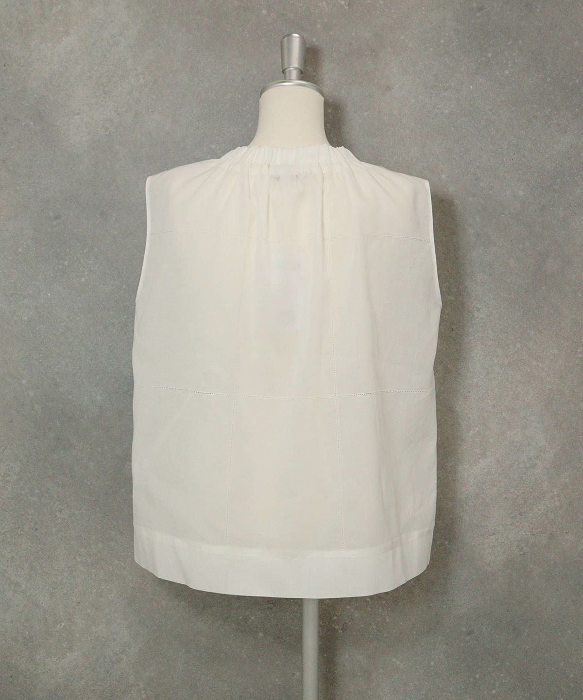 綿麻混ノースリギャザートップス後（ホワイト）