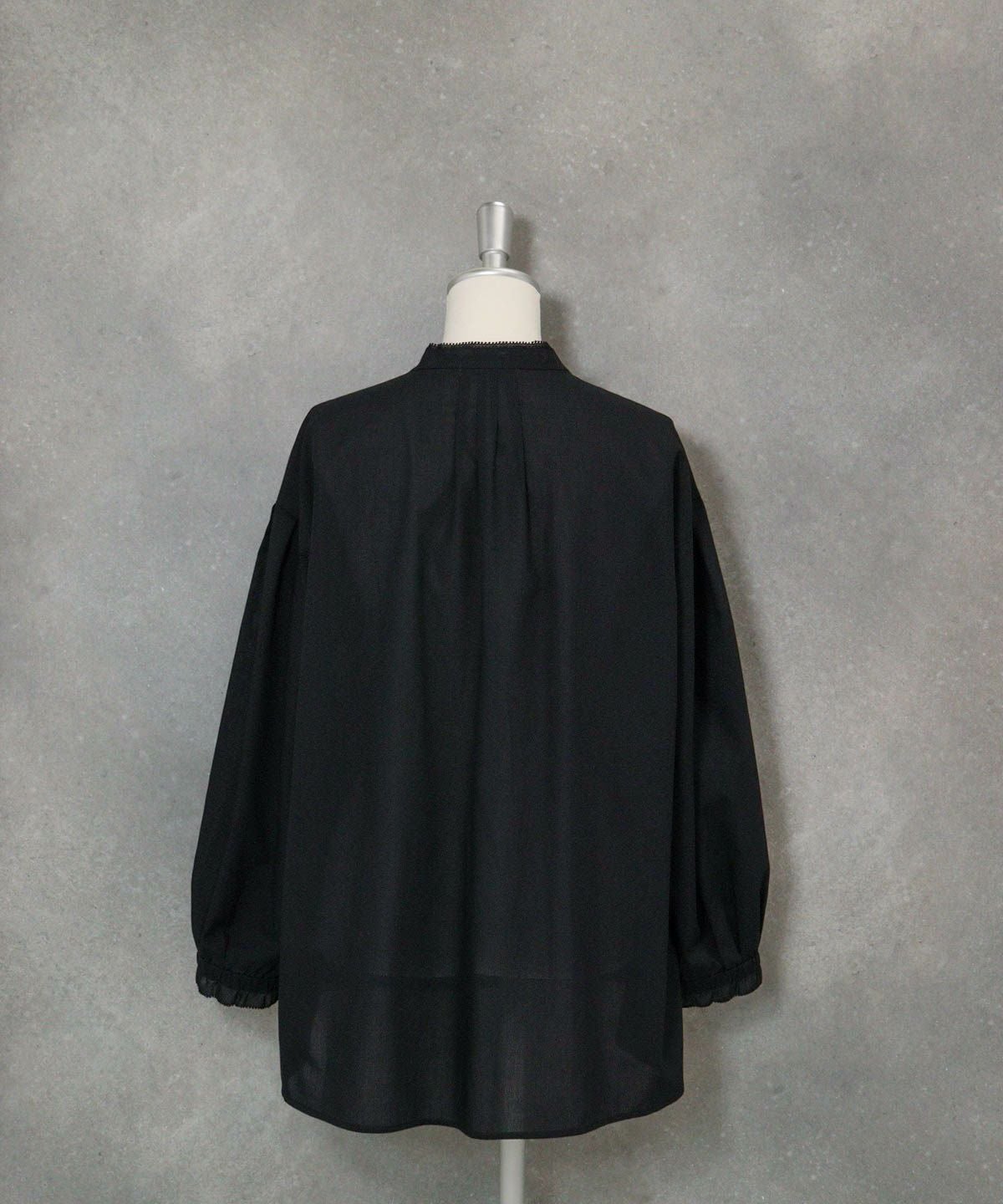 コットン混チュール刺繍速乾ブラウス後（ブラック）