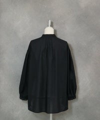 コットン混チュール刺繍速乾ブラウス後（ブラック）