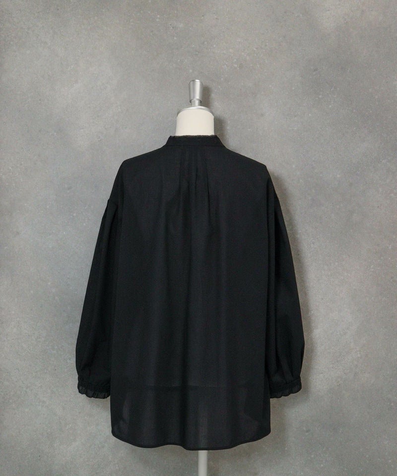 コットン混チュール刺繍速乾ブラウス後（ブラック）
