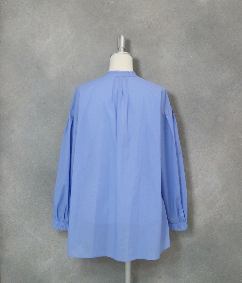 コットン混チュール刺繍速乾ブラウス後（ブルー）