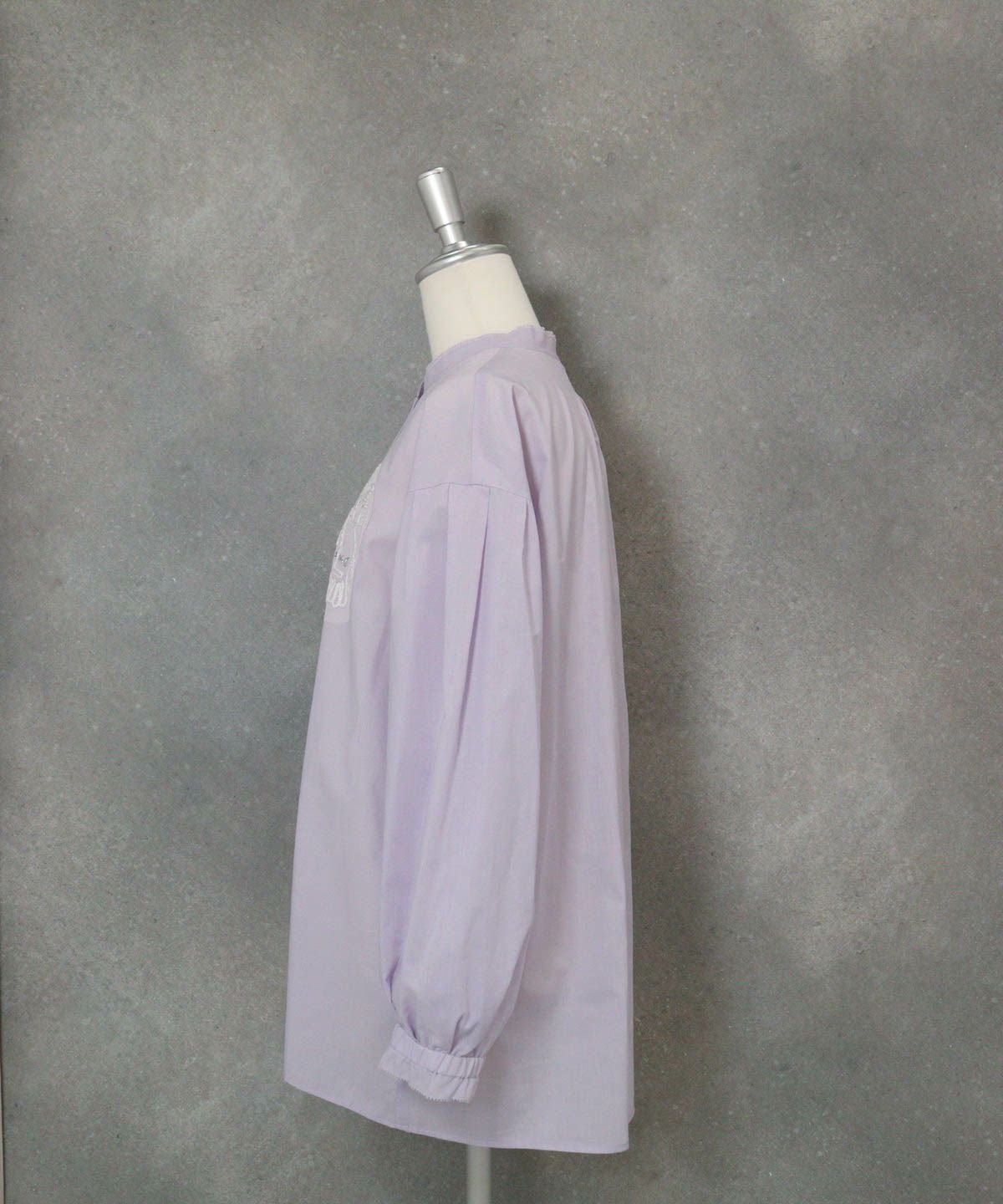 コットン混チュール刺繍速乾ブラウス横（ライトパープル）