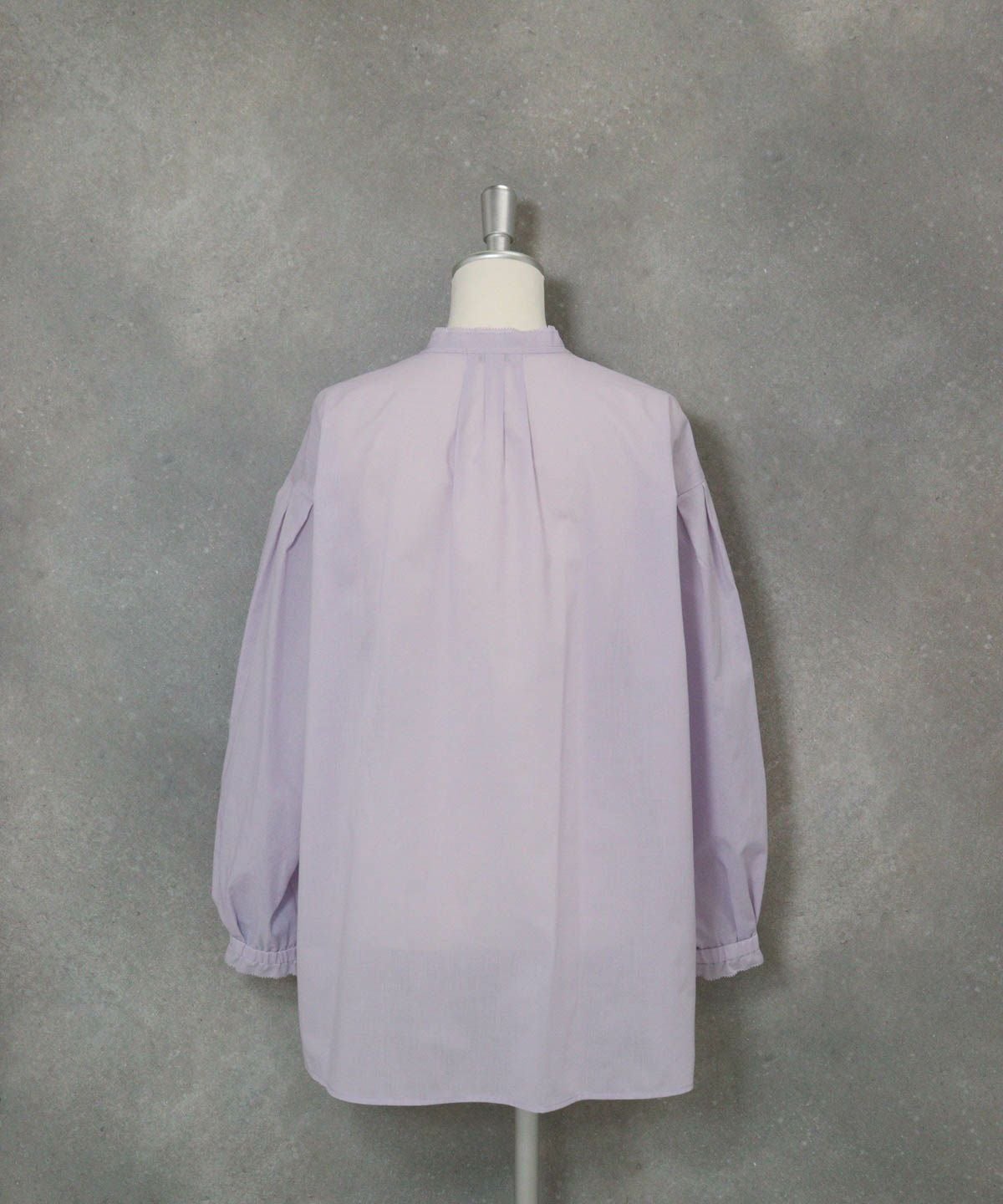 コットン混チュール刺繍速乾ブラウス後（ライトパープル）