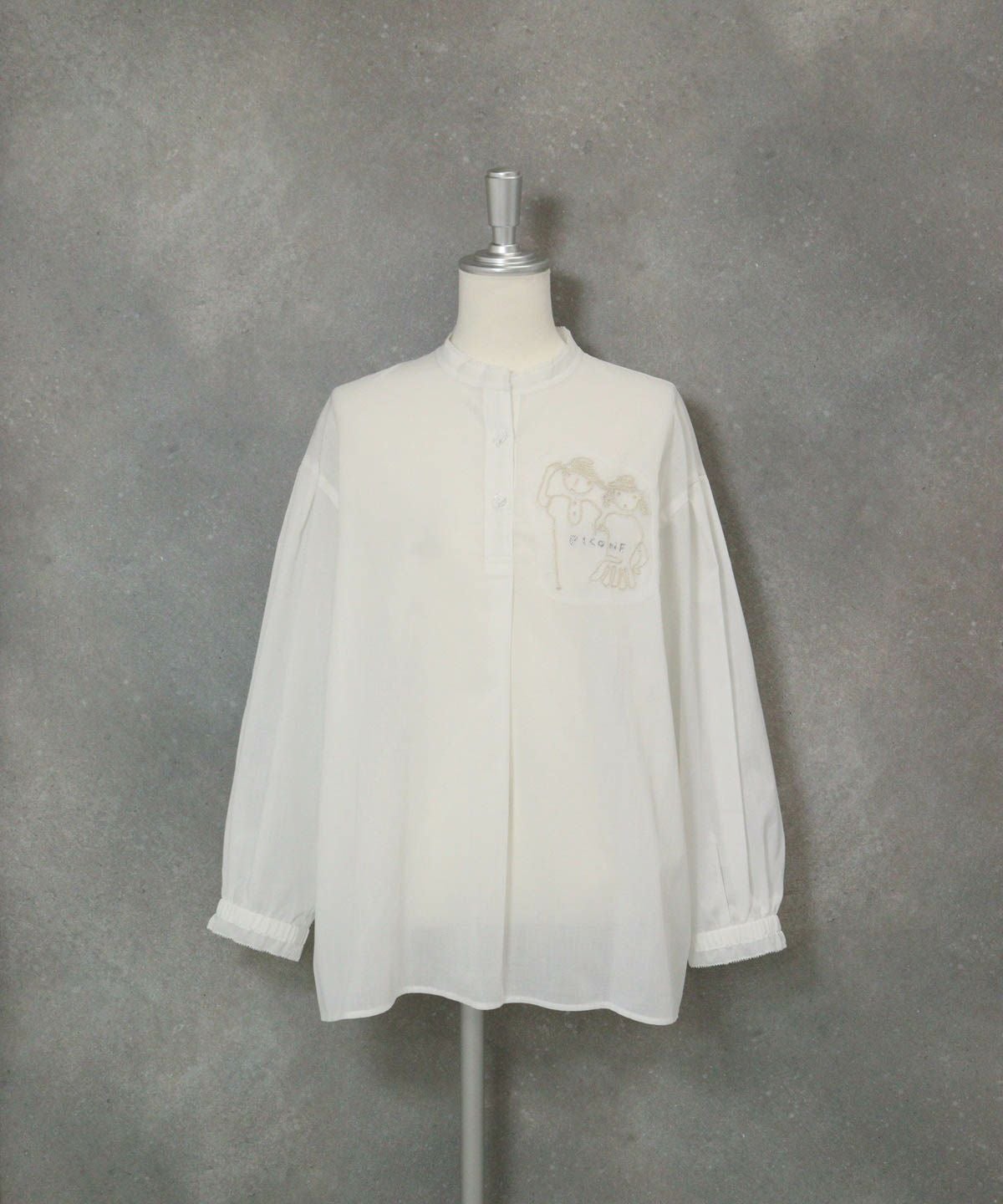 コットン混チュール刺繍速乾ブラウス（ホワイト）