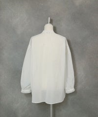 コットン混チュール刺繍速乾ブラウス後（ホワイト）