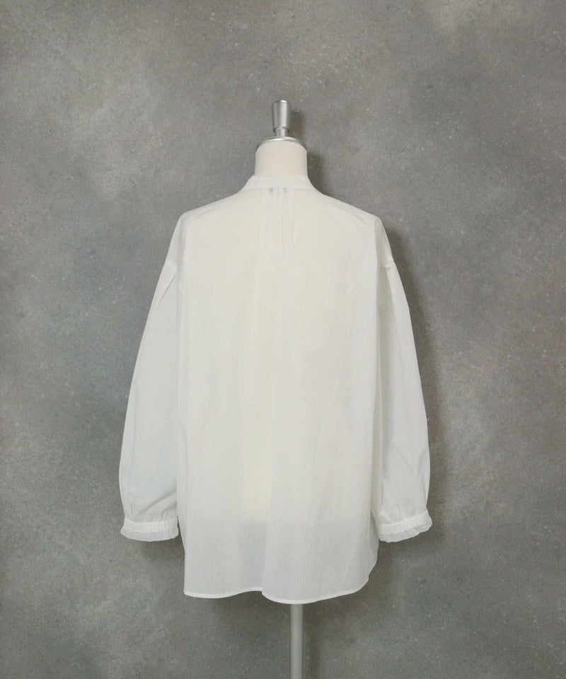 コットン混チュール刺繍速乾ブラウス後（ホワイト）