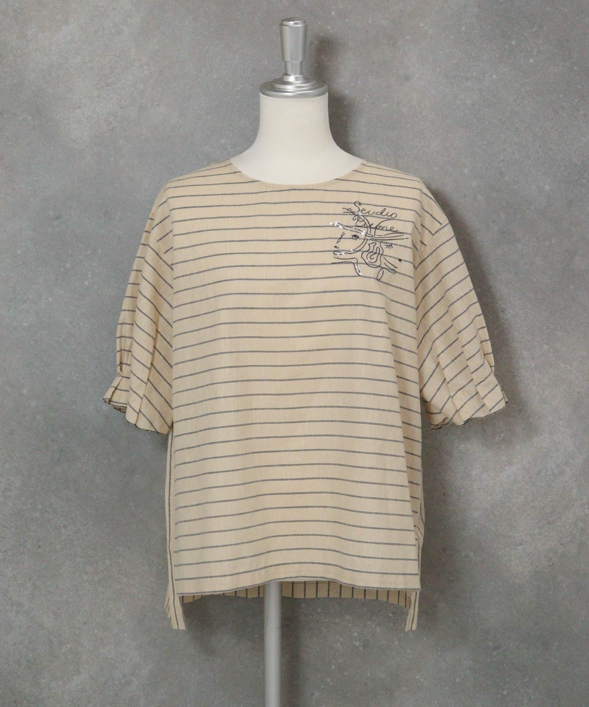 フリル袖綿麻ブラウス(ベージュ)前