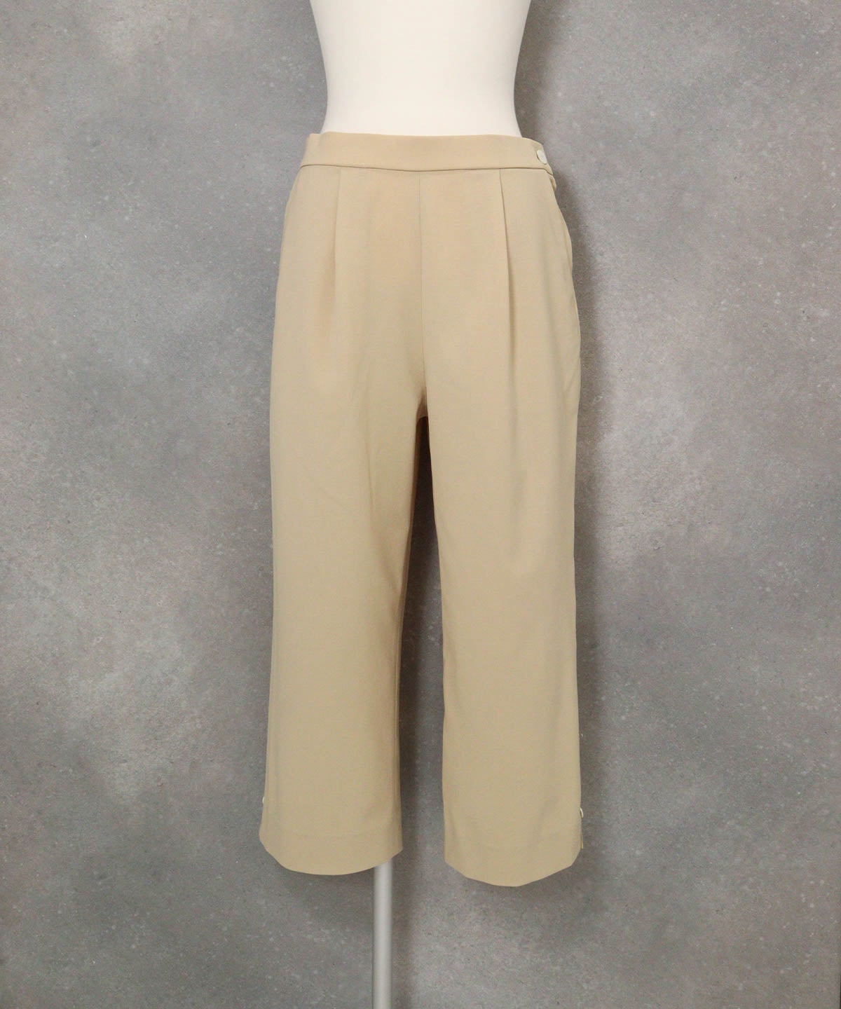 フロントタック八分丈パンツ(ライトブラウン)前